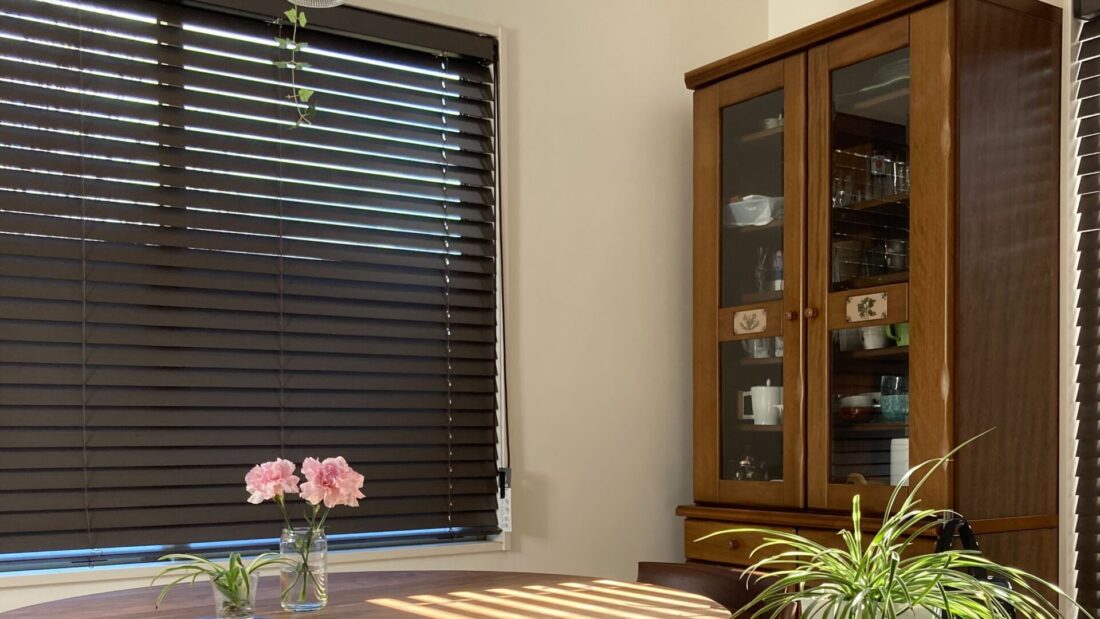 ダークブラウンのウッドブラインド